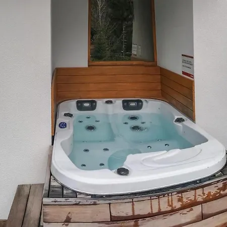 Casa vacanze Stunning In W/ Outdoor Swimming Pool, Jacuzzi And 3 Bedrooms