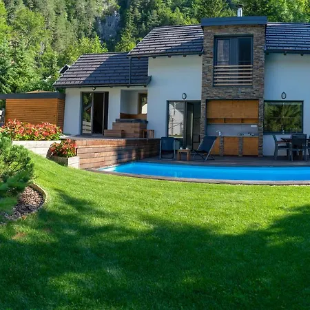 Stunning In W/ Outdoor Swimming Pool, Jacuzzi And 3 Bedrooms *