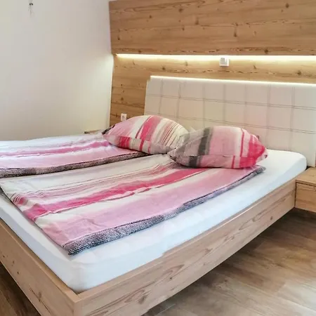 Stunning In W/ Outdoor Swimming Pool, Jacuzzi And 3 Bedrooms